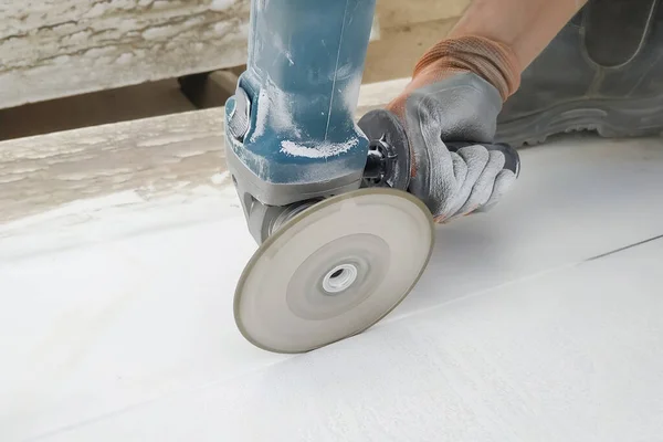 Winkelschleifer ile mermer kesimi ve özellikle vahşi kesim bir işçi tarafından yapılır.