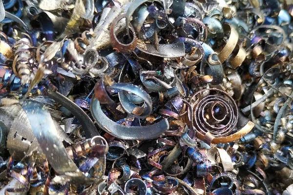 Dönüş, değirmen ve sondaj makinelerinin kesilmesi sırasında oluşan metal talaşları.