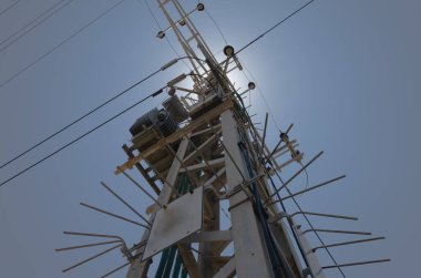 Büyük yüksek voltajlı elektrik direği transformatörü