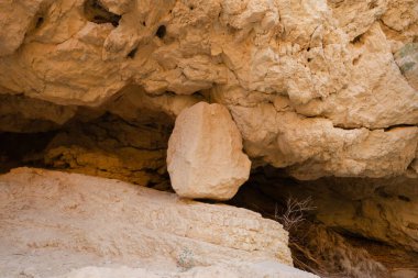 Bir nehir kanyonu (ilkbaharda) ya da (diğer mevsimlerde) Ölü Deniz kıyısındaki Bokek pınarı tarafından beslenen bir dere.