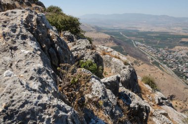 Güneşli bir günde dağların manzarası insanların dağ yerleşiminden ve gölden manzaralı.