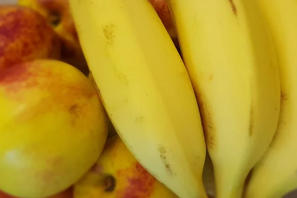 Økologiske Rene Nektariner Bananer Ligger Sammen – stockfoto