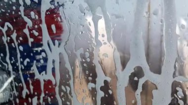 Araba yıkamada araba yıkama işlemini içeriden izlemek