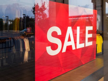 Şık giysi ve ayakkabı satışı