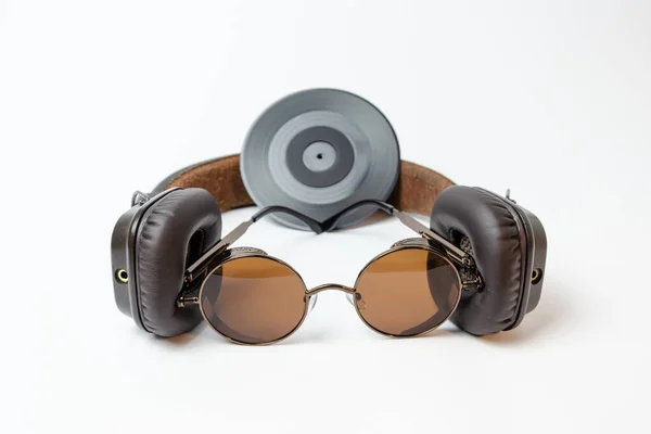 Kulaklıklı Güneş Gözlüklü Plaklı Telefonlar Beyaz Arka Planda — Stok fotoğraf