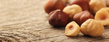 Tahta masada fındıklar.