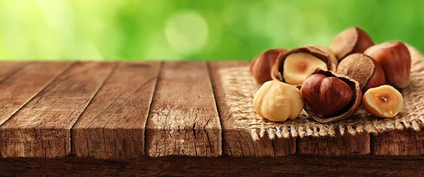 Nötter Träbord Och Natur Bakgrunden — Stockfoto