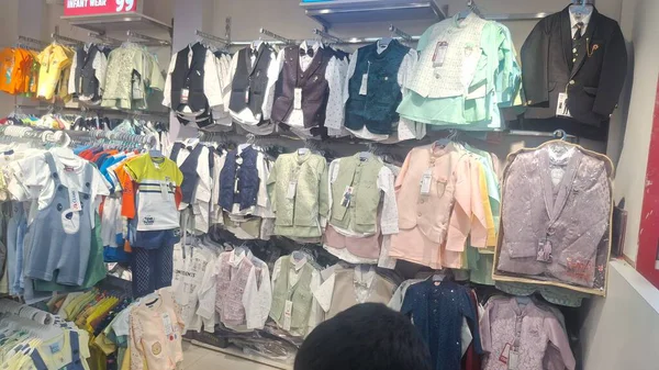 Modaya uygun kıyafetleri, aksesuarları ve ayakkabıları keşfedin. Konfor, zarafet ve günlük cazibe için en son tasarımları online alışveriş edin