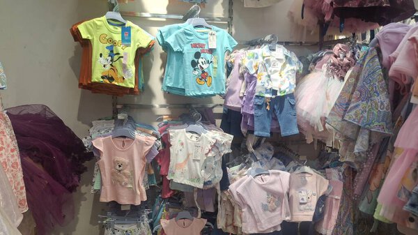 Откройте для себя модную моду со стильной одеждой, аксессуарами и обувью. Магазин новейших дизайнов онлайн для комфорта, комфорта и повседневного гламура