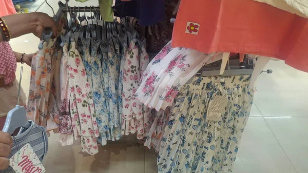 Modaya uygun kıyafetleri, aksesuarları ve ayakkabıları keşfedin. Konfor, zarafet ve günlük cazibe için en son tasarımları online alışveriş edin