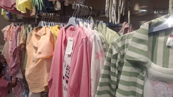 Modaya uygun kıyafetleri, aksesuarları ve ayakkabıları keşfedin. Konfor, zarafet ve günlük cazibe için en son tasarımları online alışveriş edin