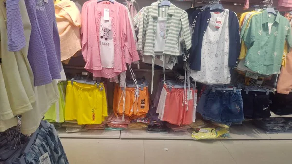 Modaya uygun kıyafetleri, aksesuarları ve ayakkabıları keşfedin. Konfor, zarafet ve günlük cazibe için en son tasarımları online alışveriş edin