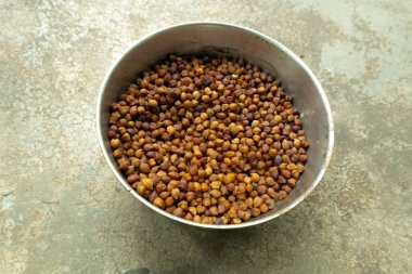 Kurumuş bezelyelerin yakın plan çekimi ahşap bir yüzeyde bir kasede.