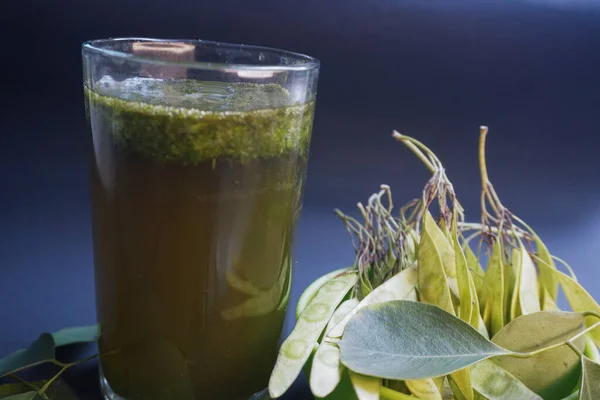 Sisam yaprağı, meyve, tohum ve meyve suyu doğal sağlık yardımları, zengin beslenme, tıbbi kullanım ve geleneksel Ayurvedic iyileştirme özellikleri sunar