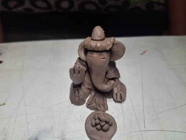 Ganesha Terracotta putu, dünyevi cazibeyle el yapımı, bilgeliği, refahı ve ilahi nimetleri simgeliyor, ev dekorasyonu ve ibadet için mükemmel..