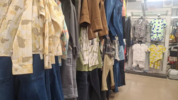 Modaya uygun kıyafetleri, aksesuarları ve ayakkabıları keşfedin. Konfor, zarafet ve günlük cazibe için en son tasarımları online alışveriş edin