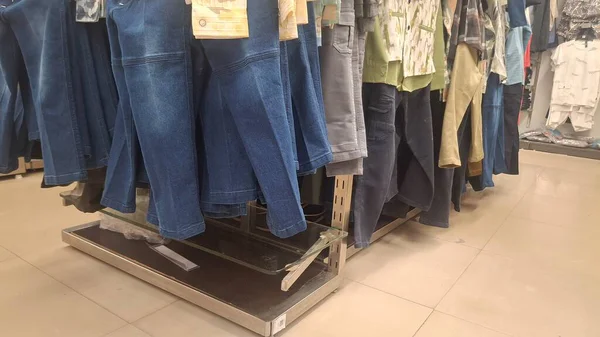 Modaya uygun kıyafetleri, aksesuarları ve ayakkabıları keşfedin. Konfor, zarafet ve günlük cazibe için en son tasarımları online alışveriş edin