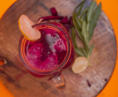 Pancar kökü ve limon suyu: Vitamin açısından zengin pancar kökü ve limon suyu, zehirden arındırıcı özellikler, canlı renkler, enerji, bağışıklık, sindirim ve genel sağlığı doğal olarak artırır