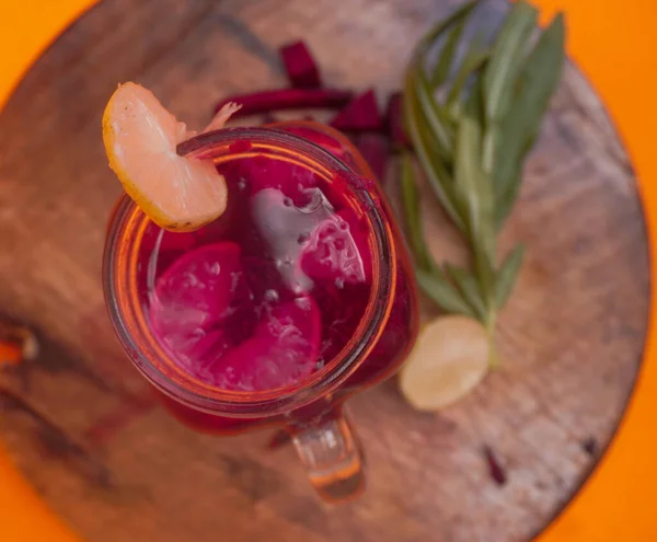 Pancar kökü ve limon suyu: Vitamin açısından zengin pancar kökü ve limon suyu, zehirden arındırıcı özellikler, canlı renkler, enerji, bağışıklık, sindirim ve genel sağlığı doğal olarak artırır