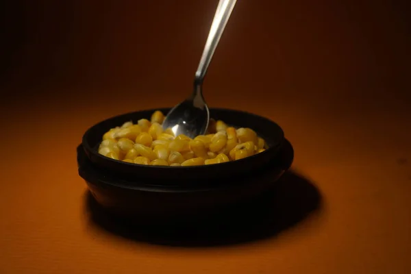 Mısır taneleri sert bir kabuk içeren küçük mısır meyveleri, yoğun nişasta dolu endosperm ve büyümek için gerekli embriyo mikrobu içerir.