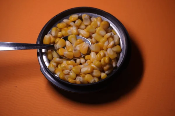 Mısır taneleri sert bir kabuk içeren küçük mısır meyveleri, yoğun nişasta dolu endosperm ve büyümek için gerekli embriyo mikrobu içerir.