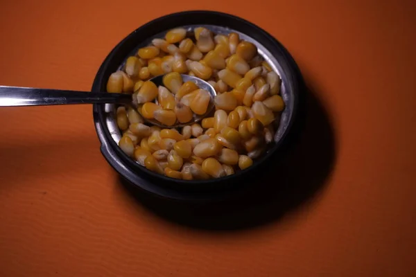 Mısır taneleri sert bir kabuk içeren küçük mısır meyveleri, yoğun nişasta dolu endosperm ve büyümek için gerekli embriyo mikrobu içerir.