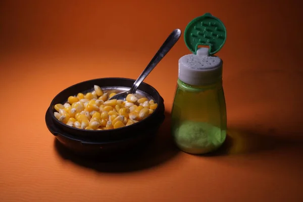 Mısır taneleri sert bir kabuk içeren küçük mısır meyveleri, yoğun nişasta dolu endosperm ve büyümek için gerekli embriyo mikrobu içerir.