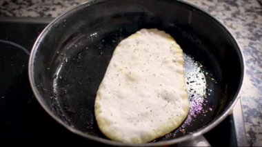 Tavada ev yapımı naan ekmeği, Hint ya da Asya ekmeği. Lezzetli naan ekmeği, baharatlar, ateşte büyüyen ekmek..