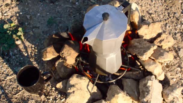 Preparación Café Con Hoguera Durante Campamento Naturaleza Vista Aérea Leña — Vídeos de Stock