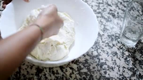 Frau Bereitet Teig Hause Hausgemachte Donuts Kochen Knetmasse Für Ein — Stockvideo