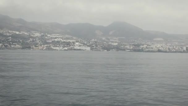 Navegando Barco Longo Costa Sol Durante Dia Nublado Nebuloso Vistas — Vídeo de Stock