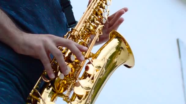 Jovem Músico Toca Saxofone Lugar Exterior Com Uma Parede Branca — Vídeo de Stock