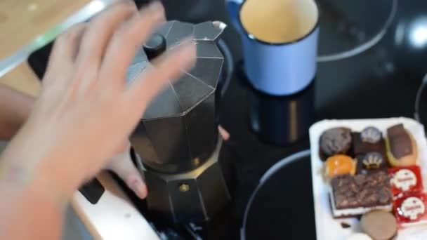 Zbliżenie Kobiety Przygotowującej Kawę Włoskim Ekspresem Kawy Domu Rozmyte Tło — Wideo stockowe