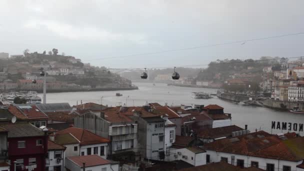 Stare Miasto Porto Nad Rzeką Douro Kolejkami Linowymi Łodziami Pochmurny — Wideo stockowe