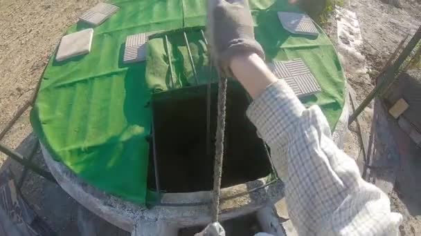 Vista Primeira Pessoa Homem Tirando Água Poço Velho Campo Agricultor — Vídeo de Stock