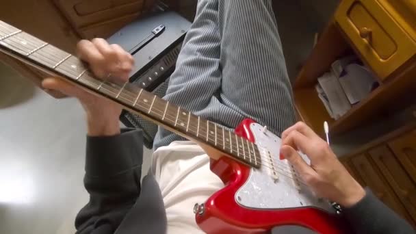 Vista Primera Persona Hombre Pijama Tocando Guitarra Eléctrica Casa Joven — Vídeo de stock