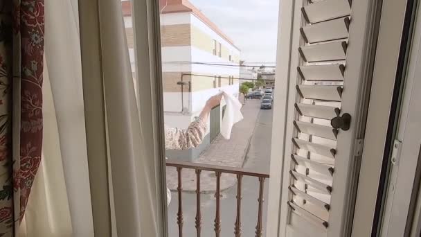 Πρόσωπο Στην Ισπανία Κουνώντας Ένα Λευκό Πανί Στο Μπαλκόνι Κάθε — Αρχείο Βίντεο
