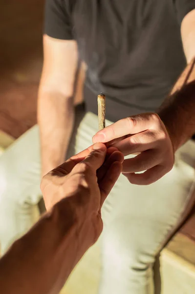 Jóvenes Compartiendo Antro Cannabis Durante Una Tarde Soleada — Foto de Stock