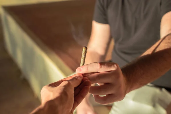 Jóvenes Compartiendo Antro Marihuana Durante Una Puesta Sol Calle — Foto de Stock