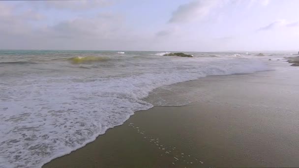 Prachtig Strandlandschap Bij Zonsondergang Slow Motion Video Van Beweging Van — Stockvideo