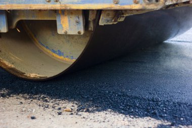 Bir Road Roller Yolda asfaltı sıkıştırıyor