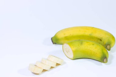 Beyaz bir arka plan üzerine dilimlenmiş muz