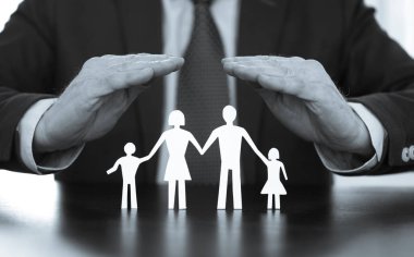 Bir aile elleri, siyah ve beyaz ile sigortacı