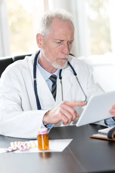 Oberarzt Mit Tablet Büro — Stockfoto