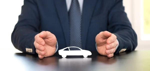 Versicherer Schützt Auto Mit Den Händen — Stockfoto