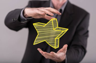 Arka plandaki bir adamın elleri arasındaki kalite kavramı