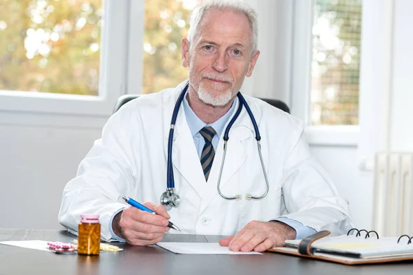 Porträt Eines Leitenden Arztes Amt — Stockfoto