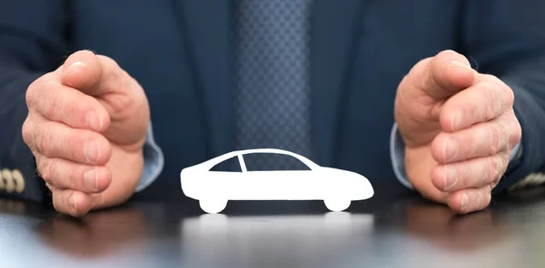 Verzekeraar Beschermt Een Auto Met Zijn Handen — Stockfoto