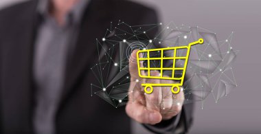 Adam dokunmatik ekranda bir e-ticaret konseptine parmağıyla dokunuyor.