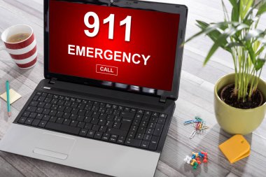 Ekranda Acil konsepti ile masa üstünde laptop
